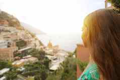 快乐年轻的女人positano村后视图女孩享受positano城镇的风景阿海岸意大利阳光耀斑