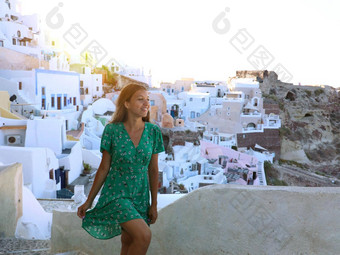 旅行旅游快乐女人爬楼梯圣托里尼岛基克拉迪群岛岛屿希腊欧洲女孩夏天假期参观著名的旅游目的地有趣的微笑aio