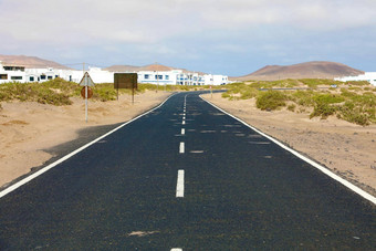 沙漠沥青路典型的小村兰斯洛特岛背景金丝雀岛屿
