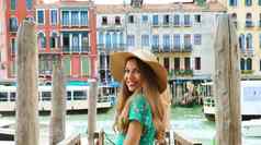 假期威尼斯!美丽的女人稻草他微笑相机威尼斯大运河贡多拉宫殿背景
