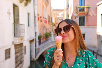 美丽的快乐女孩太阳镜吃冰奶油威尼斯意大利