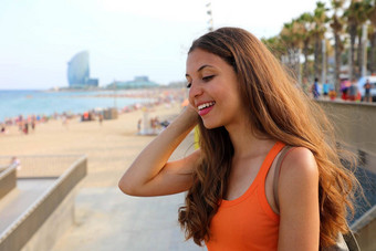 美丽的快乐城市女人巴塞罗那海滩微笑年轻的女人著名的海滩巴塞罗那西班牙生活方式概念