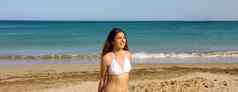 海滩假期女人白色比基尼苗条的身体适合横幅胃苗条的腰围重量损失晒黑女孩夏天假期旅行横幅全景复制空间作物