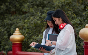 集团年轻的人阅读书学校文件夹阅读书高学校大学校园大学知识<strong>中心学习</strong>夏天户外