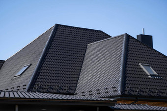 棕色（的）波纹金属配置文件屋顶安装现代房子阁楼窗户屋顶波纹表屋面金属配置文件波浪形状现代屋顶使金属金属屋面