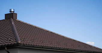 棕色（的）<strong>波纹</strong>金属配置文件屋顶安装现代房子屋顶<strong>波纹</strong>表屋面金属配置文件波浪形状现代屋顶使金属金属屋面