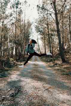 年轻的女人跳舞芭蕾舞中间路森林秋天的一天复制空间