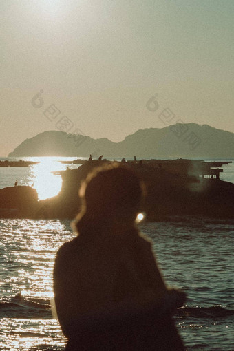 年轻的女人前面海洋超级阳光明媚的一天古董样式