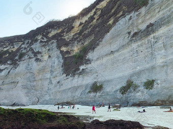 钻石海滩白色桑迪海滩棕榈树白色雕刻砂岩步骤白色悬崖明亮的绿松石水支持<strong>巴厘岛</strong>摇摆不定的重镇penida<strong>巴厘岛</strong>印尼