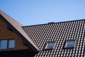 棕色（的）波纹金属配置文件屋顶安装现代房子屋顶波纹表屋面金属配置文件波浪形状现代屋顶使金属金属屋面