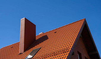 红色的波纹金属配置文件屋顶安装现代房子屋顶波纹表屋面金属配置文件波浪形状现代屋顶使金属金属屋面