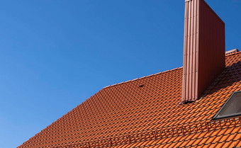 红色的波纹金属<strong>配置</strong>文件屋顶安装现代房子屋顶波纹表屋面金属<strong>配置</strong>文件波浪形状现代屋顶使金属金属屋面