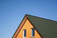 绿色波纹金属配置文件屋顶安装现代房子屋顶波纹表屋面金属配置文件波浪形状现代屋顶使金属金属屋面