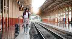 肖像旅行者assian女人走等待火车铁路平台