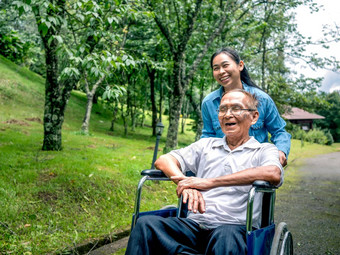 祖父轮椅（外）孙女享受自然公园家庭生活假期