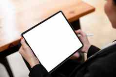 特写镜头女人工作手写笔数字平板电脑空白白色屏幕