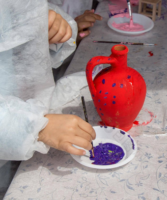 年轻的孩子们装修手工制作的粘土陶器