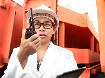 女工程师白色头盔<strong>会</strong>说话的广播沟通步行式有<strong>声</strong>电<strong>影</strong>持有数字平板电脑站建设网站水力发电大坝