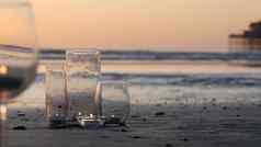 蜡烛火焰灯玻璃浪漫的海滩日期海洋波夏天海烛光沙子