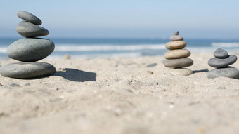 岩石平衡海洋海滩石头叠加海水波金字塔鹅卵石桑迪海岸