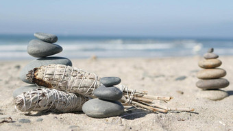 岩石平衡海洋海滩石头堆栈海水波金字塔鹅卵石圣人涂抹坚持
