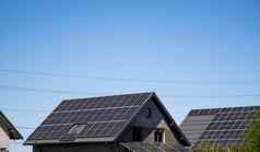 现代太阳能面板房子屋顶阳光明媚的一天