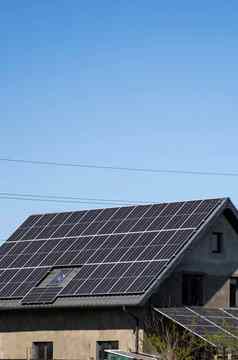 现代太阳能面板房子屋顶阳光明媚的一天
