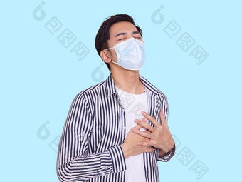 年轻的男人。穿保护医疗面具感觉不舒服手胸部困难呼吸