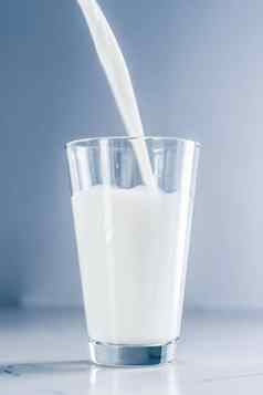 世界牛奶一天倒玻璃大理石表格