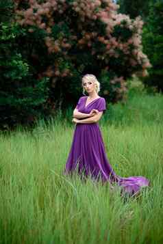 女孩模型金发女郎淡紫色衣服花束