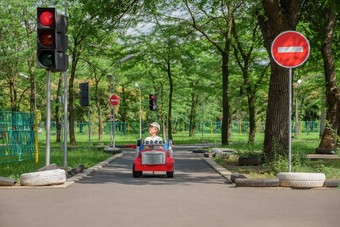 安全交通操场上小男孩<strong>开车</strong>玩具车停止交通灯操场上孩子学习交通规则游戏路安全教育孩子们区域<strong>开车</strong>学校孩子们教育路规则