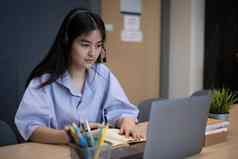 电子学习在线教育互联网社会距离保护科维德病毒概念亚洲女人学生视频会议电子学习老师移动PC电脑首页