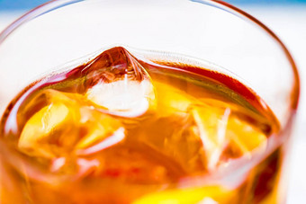 冰茶柠檬玻璃冷新鲜的喝在户外夏天鸡尾酒甜蜜的水果苏打水饮料街食物餐厅菜单概念