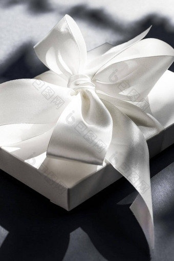 奢侈品假期白色礼物盒子丝绸丝带弓黑色的背景奢侈品婚礼<strong>生日</strong>现在