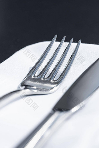 叉刀白色餐巾表格奢侈品餐厅在户外细餐厅菜单婚礼事件食物餐饮服务概念