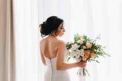 新娘白色衣服花束