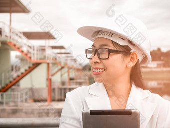 女工程师白色头盔会说话的广播沟通步行式有声电影持有数字平板电脑站建设网站水力发电大坝
