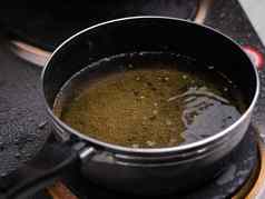 关闭锅热冒泡沸腾石油电炉子厨房过程使自制的法国薯条
