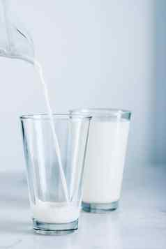 世界牛奶一天倒玻璃大理石表格