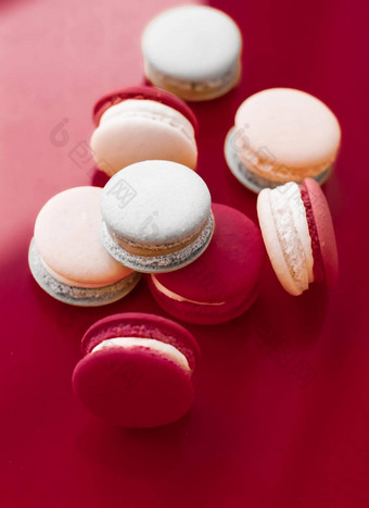 法国蛋白杏仁饼酒红色的背景巴黎别致的咖啡馆甜点甜蜜的食物蛋糕macaron奢侈品糖果品牌假期背景设计