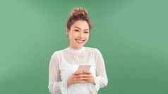 有吸引力的亚洲女孩移动电话发短信消息传递聊天朋友在线开始笑