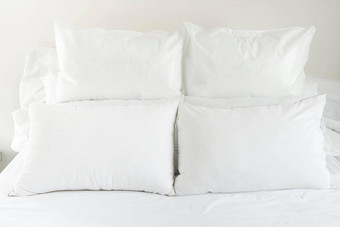 白色枕头床上舒适的软枕头床上