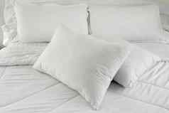 白色枕头床上舒适的软枕头床上