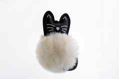 有趣的毛茸茸的可爱的玩具白色猫黑色的头尾巴使皮革孤立的白色背景
