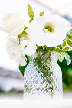 婚礼装饰表格装饰花美花束白色玫瑰奢侈品餐厅美丽的花夏天花园