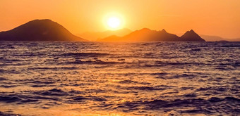 夏天日落地中海海海岸海景山视图