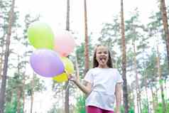漂亮的学前教育女孩有趣的玩热空气气球在户外制裁聚会，派对生日庆祝活动快乐孩子们