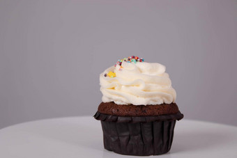 美味的巧克力蛋糕白色一流的奶油白色站灰色的背景糖果面包店聚会，派对食物甜点
