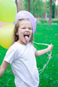 漂亮的学前教育女孩有趣的玩热空气气球在户外制裁聚会，派对生日庆祝活动快乐孩子们