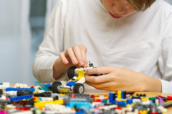 关闭孩子的手玩色彩斑斓的塑料砖表格发展细电动机技能孩子们有利的发展大脑活动发展中玩具